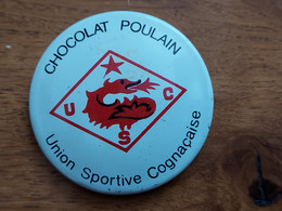 CHOCOLAT POULAIN Badge Tôle Sérigraphiée  UNION SPORTIVE COGNACAISE U.S.C. - Chocolade