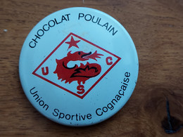 CHOCOLAT POULAIN Badge Tôle Sérigraphiée  UNION SPORTIVE COGNACAISE U.S.C. - Cioccolato