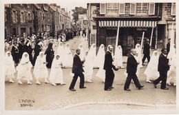 [50] Manche > Brehal CPA PHOTO C. PATARIN - COMMUNIANTES - MAGASIN DE CHAUSSURES - CAFÉ - RARE - Brehal