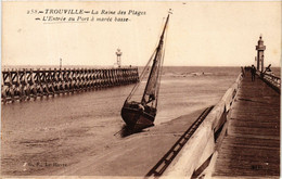 CPA TROUVILLE - La Reine Des Plages L'Entrée Du Port A Marée Basse (422219) - Trouville