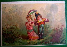 CHROMO XIX ° ENFANTS PROMENADE. OMBRELLE . BICORNE   . CHILDREN . FLIRT CUTE GIRL AND BOY OLD ADVERTISING CARD - Enfants