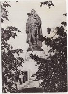 Berlin-Treptow - Sowjetische Ehrenmal : 'Soldatenstatue Mit Kind Und Zerbrochenem Hakenkreuz' - (D.D.R.) - Treptow
