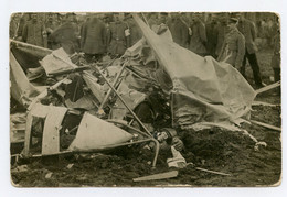 Carte Photo De Guerre 1914-18.Aviation. Aviateur. Avion Abattu.Pilote Mort.Cadavre D'un Soldat,voir Photos - Accidentes