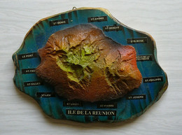 REUNION Carte De L'ile Moulée 18cm En Relief Sur Bois Années 1970 - Brieven En Documenten