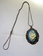 CAMEE FLEUR COLLIER METAL BAROQUE VINTAGE PAS UNE REPRO Bon état - Pendenti