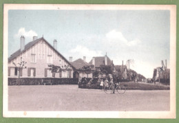 CPA Vue Rare - NORD - AULNOYE Cité - PLACE DU 11 NOVEMBRE ET RUE BEAUSÉJOUR - Animation, Cycliste - Aulnoye