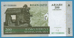 MADAGASCAR 200 ARIARY / 1000 FRANCS 2004 # B5130888G P# 87b Queen's Summer Palace - Madagascar