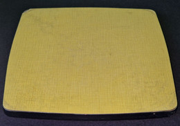 Ancien DESSOUS De PLAT - Bois Et Formica Jaune  - Environ 18 X 18 Cm - Vers 1960 - Altri & Non Classificati