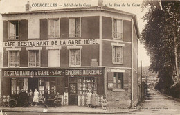 91 - COURCELLES SUR YVETTE - Hotel De La Gare Et Rue De La Gare En 1943 - Epicerie Mercerie Cafe Restaurant Animé - Autres & Non Classés