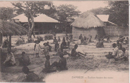 CPA - ZAMBEZE - Ecoliers Faisant Des Nattes - Zambia