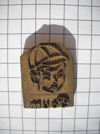 PLAQUE BRONZE MATRICE PLAQUE IMPRIMERIE  POUM  Petit Garçon Casquette Pour Livres D'enfant Dessin - Stempels