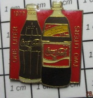 613c Pin's Pins / Beau Et Rare / COCA-COLA / PIN-UP DE 1977 Les USA Inventent La Bouteille D'1 Litre . Trop Forts !!! - Coca-Cola