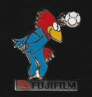 75950-Pin's-Football.Footix.Fujifilm.Photo.signé Arthus-Bertrand 1995 ISL TM. - Photography