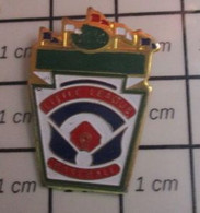 910D Pin's Pins / Rare Et De Belle Qualité !!! SPORTS / BASE-BALL  LITTLE LEAGUE STADE - Honkbal