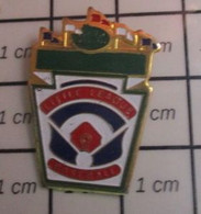 910D Pin's Pins / Rare Et De Belle Qualité !!! SPORTS / BASE-BALL  LITTLE LEAGUE STADE - Béisbol