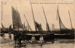 CPA Turballe-Marins Debarquant Leur Poisson-Chaloupes De Peche Au Port (587911) - La Turballe