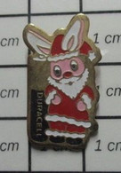 810i Pin's Pins / Beau Et Rare / NOEL / LAPIN ROSE DURACELL PERE NOEL PILE ELECTRIQUE - Kerstmis