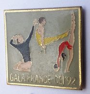 PO167 Pin's Gymnastique GALA FRANCE CEI 92 Achat Immédiat - Gymnastik