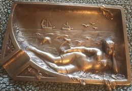 Cendrier En Bronze Doré  Art Déco   Baigneuse Allongée Sur La Plage - Bronzes