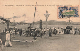 Nouvelles Hebrides Timbre Poste Locale 1903 Bleu - Sur CPA NOUMÉA Pendant La Peste Embarquement De La Poste Sur Paquebot - Otros & Sin Clasificación