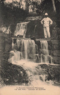 CPA NOUVELLE CALEDONIE - Ile Des Pins - Cascade De Ouapan - Homme Devant Une Cascade - Neukaledonien