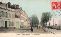 CPA HOUDAN - Avenue Maulette - La Gendarmerie - Animé Et Colorisé - Oblitéré A Houdan En 1908 - Houdan