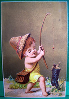 XIX è , Chromo ENFANT PECHEUR , PECHE à La LIGNE  Bouchon Chapeau CHAUSSURE . AVRIL .  Victorian  Card Boy Fishing Shoe - Enfants