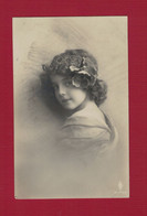 1XA1150  JEUNE FILLE  FILLETTE , ENFANT, GIRL , FAMOUS GRETE REINWALD WITH ART NOUVEAU HAIR DECORATION & ORCHID - Portraits