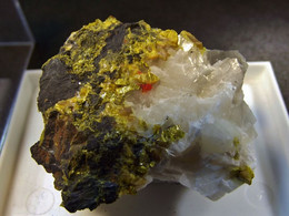 Orpiment With Minor Realgar ( 3 X 3 X 2 Cm ) - Carlin Gold Mine -  Lynn Mining District, Eureka Co., Nevada, USA - Minéraux