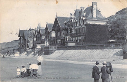 CPA France - Calvados - Houlgate - Pointe De La Promenade De La Digue - ND Photo - Animée - Appareil Photo - Ombrelles - Houlgate