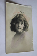 Portrait  D'une Petite Fille Avec Un Noeud Rose Pale Dans Les Cheveux - Portretten