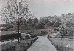 Carte Postale : 75 : PARIS 19 : Les Nouveaux Quartiers De La Porte Brunet, Square Du Chapeau Rouge, Timbre En 1967 - Arrondissement: 19