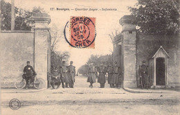 CPA France - Cher - Bourges - Quartier Auger - Infanterie - Animée - Vélo - Militaire - Oblitérée Cher 11 Janvier 1905 - Bourges