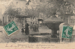 CPA-84-CHATEAUNEUF DU PAPE-La Fontaine Et La Place-Animée-Hôtel - Chateauneuf Du Pape