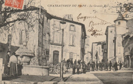 CPA-84-CHATEAUNEUF DU PAPE-La Grande Rue-Animée - Chateauneuf Du Pape