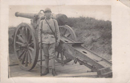 CPA MILITARIAT - Militaire à Côté D'un Canon - Bayonette - Materiale