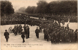 CPA PARIS Le Roi Et La Reine D'Italie La Troupe Faisant La Baie (305494) - Recepties