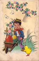 CPA PÂQUES - Illustration D'un Petit Garçon Au Chapeau Portant Des Oeufs Dans Une Brouette - Papillon - Poussin - Pâques