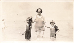 Photographie D'une Maman En Maillot à La Mer Avec Ses Enfants - Format 13x9cm - Combinaison De Bain - Personnes Anonymes