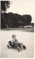 Photographie D'une Petite Voiture Jouet - Jeux D'enfant - Format 6.5x11cm - Automobile