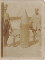 Photographie De Deux Soldats A Coté D'obus - Format 6.5x9cm - Guerre - Arme - Guerre, Militaire