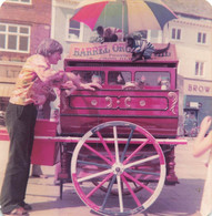 Photographie D'un Cirque Ambulant Barrel - Charette Avec Singes Habillés - Format 9x9cm - Berufe