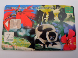 MADAGASCAR/MALAGACY CHIPCARD 25 UNITS / MAKI MONKEY/ FLOWERS DATE 12/00  USED CARD     ** 11919** - Madagascar