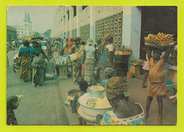 TOGO Lomé N°8463 Le Marché En 1987 Belle Animation Fillette Avec Plateau Rempli De Bananes Sur La Tête - Togo