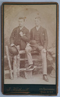 Photographie De Deux Jeunes Hommes Avec Chapeau Rond - Portrait - Photo Hatherill - Format 6.5x10.5 Cm - Anonyme Personen