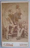 Photographie De 4 Jeunes Hommes En Costume - Portrait - Photo Hatherill - Format 6.5x10.5 Cm - Anonyme Personen