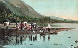 CPA TAHITI - Pointe De Paparaa - F Homes - Tres Animé Et Colorisé - Tahiti
