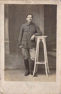 CPA MILITARIAT - Militaire Moustachu - Uniformi