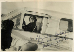 Rare Photo Dédicacée De Maryse Bastié Et De Son Avion Caudron, Traversée Dakar-Natal 1936, Phot. Alves De Bello - Luftfahrt
