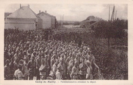 CPA MILITARIAT - CAMP DE MAILLY - Permissionnaires Attendant Le Départ - Kasernen